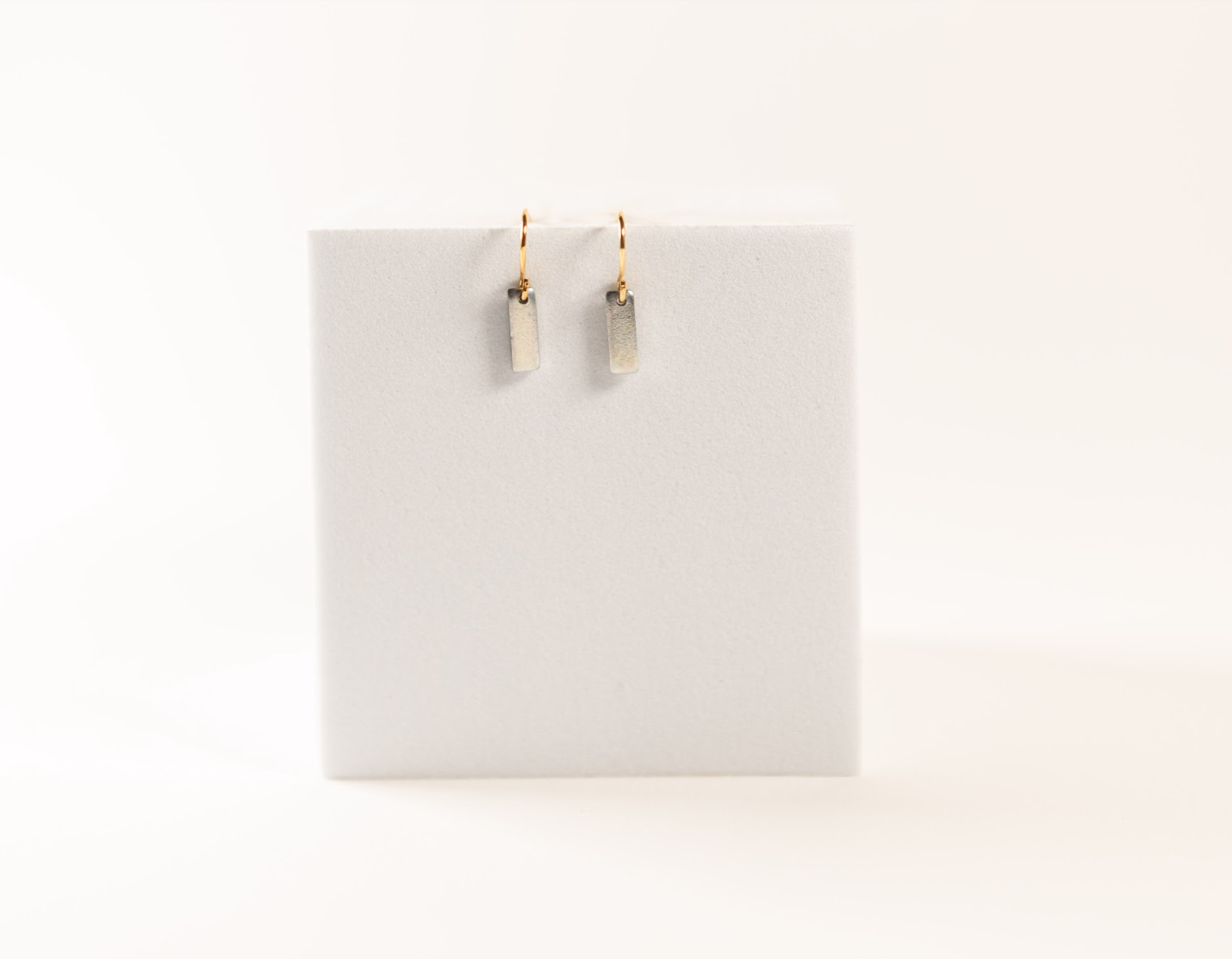 Mend Everyday Tiny Bar Earrings1