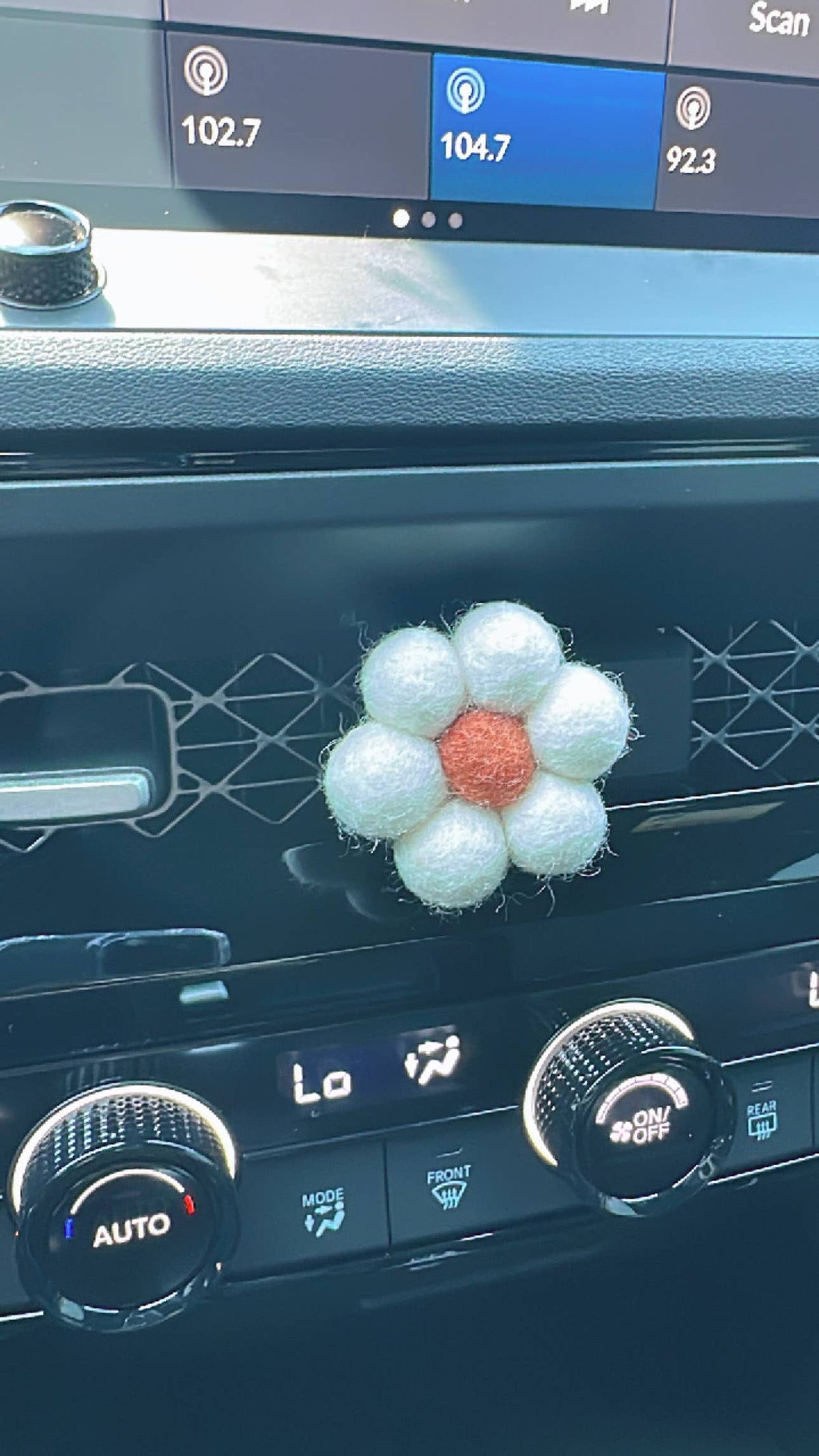 Daisy car vent air freshener clip - Coral